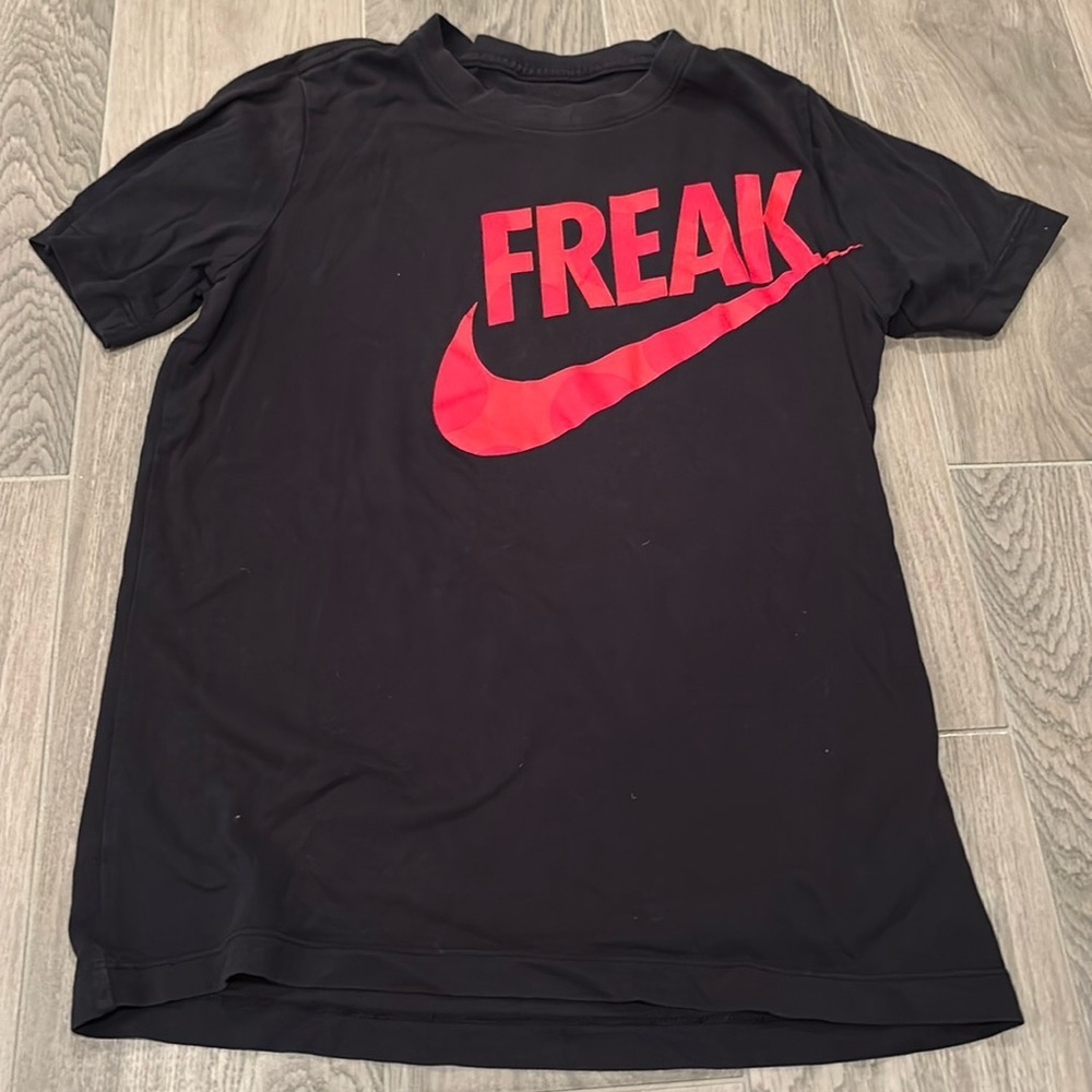 Nike Boys Black and Red T-Shirt Size L